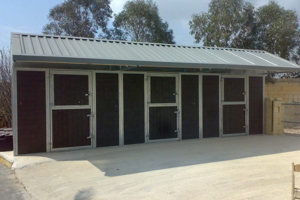 Buitenstal met overkapping