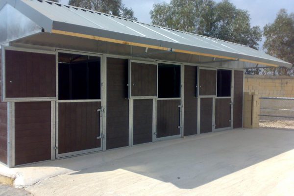 Buitenstal met overkapping