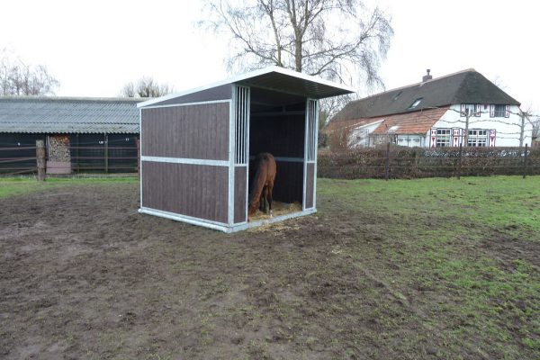 schuilstal-zijkant Schuilstal in de wei