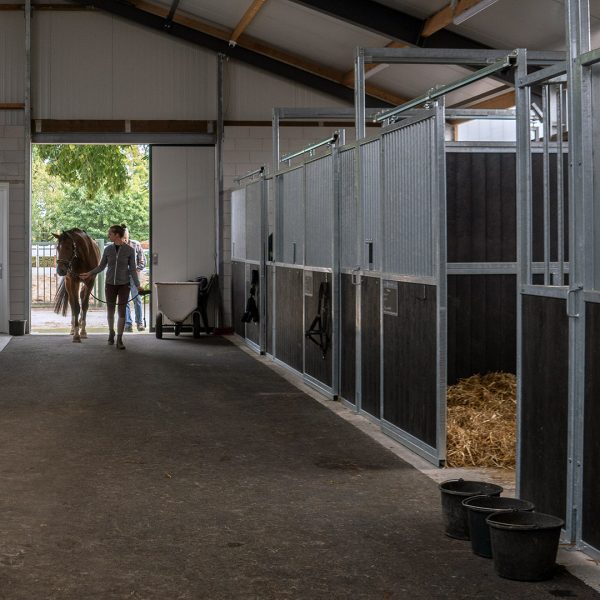 Hoge voorwanden - Schuifdeuren - Golf - VDO Paardenstallen - DSC06610 Hoge voorwanden - Schuifdeuren - Golf - VDO Paardenstallen - DSC06610