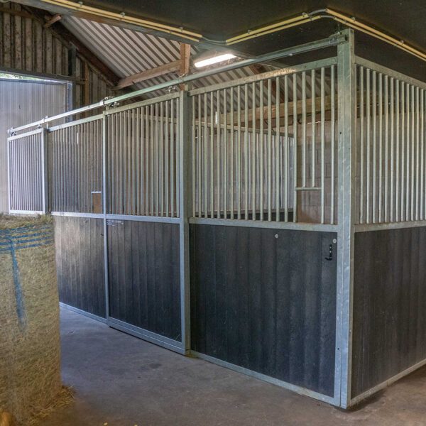 Stal met hoge voorwanden en stalluikjes