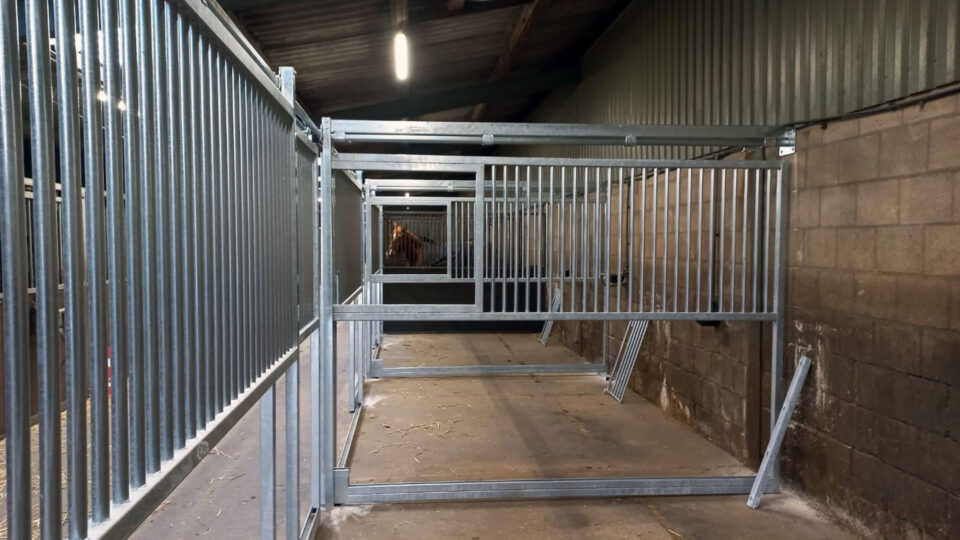 Nieuwe stallen bij Manege Hooidonk