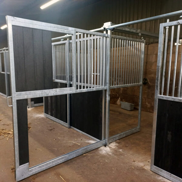Nieuwe stallen bij Manege Hooidonk