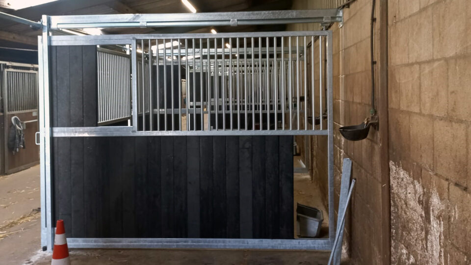 Nieuwe stallen bij Manege Hooidonk