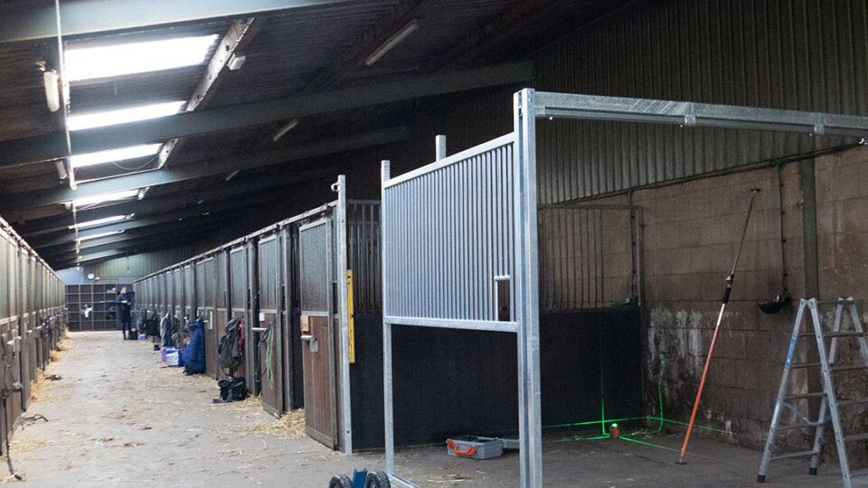 Nieuwe stallen bij Manege Hooidonk