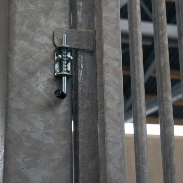 Vergrendeling uitschuifbare tussenwand