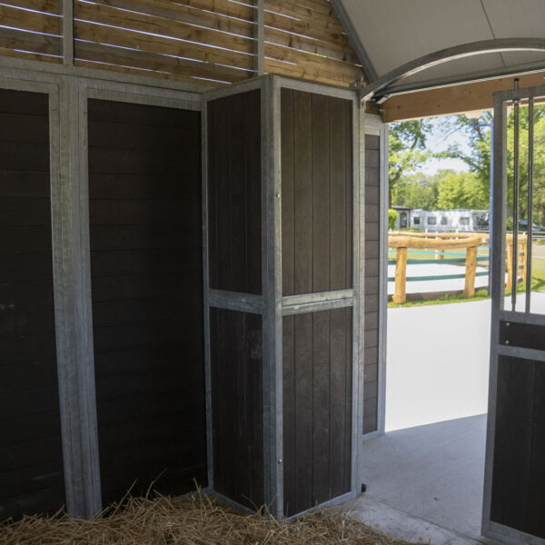 VDO Paardenstallen - Beringerzand - Zadelkast in de stal - 09489