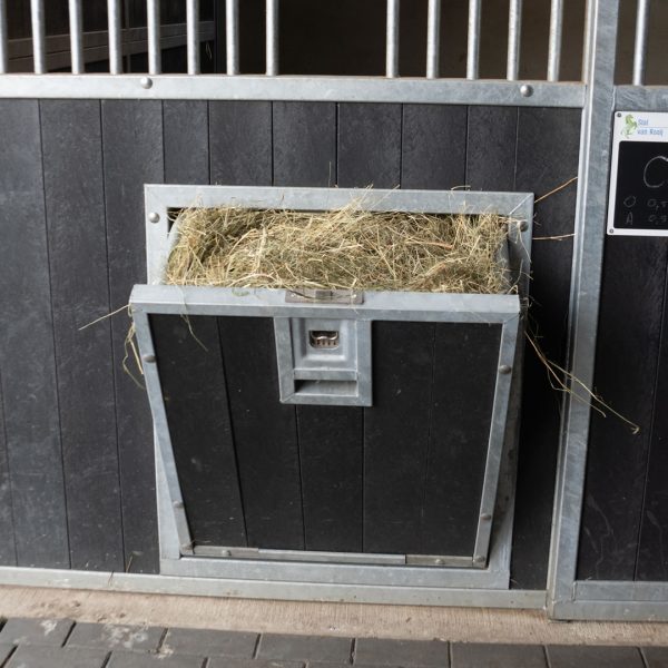 VDO Paardenstallen Golf - Glenn - Hooiruiven met daarop RVS voerbakken - 04639 VDO Paardenstallen Golf - Glenn - Hooiruiven met daarop RVS voerbakken - 04639