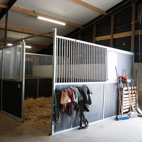 VDO Paardenstallen Golf - Stal Donkhorst - Dichte zijwand bij open deuren - 03588 VDO Paardenstallen Golf - Stal Donkhorst - Dichte zijwand bij open deuren - 03588
