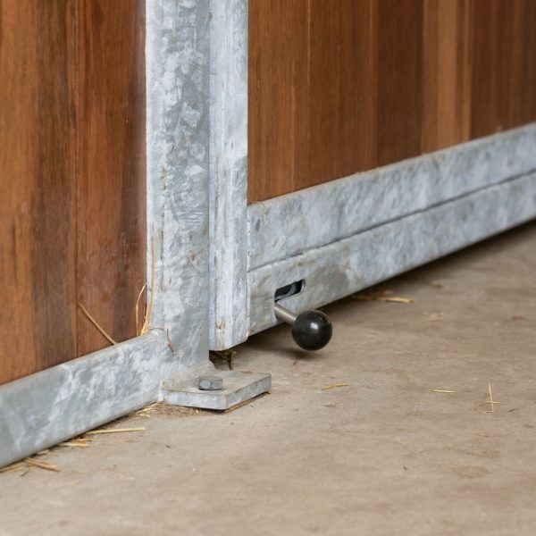 VDO Paardenstallen India - Aniek - Extra vergrendeling van staldeuren - 03475 VDO Paardenstallen India - Aniek - Extra vergrendeling van staldeuren - 03475