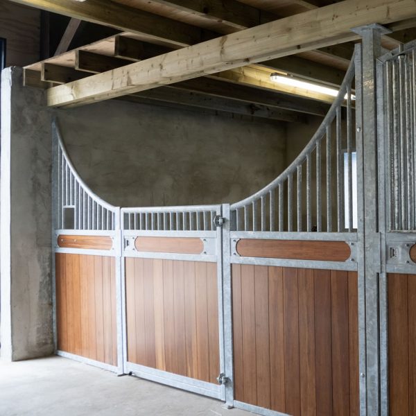 VDO Paardenstallen India - Aniek - Voorwanden met verlaagde uitsnede - 03422 VDO Paardenstallen India - Aniek - Voorwanden met verlaagde uitsnede - 03422