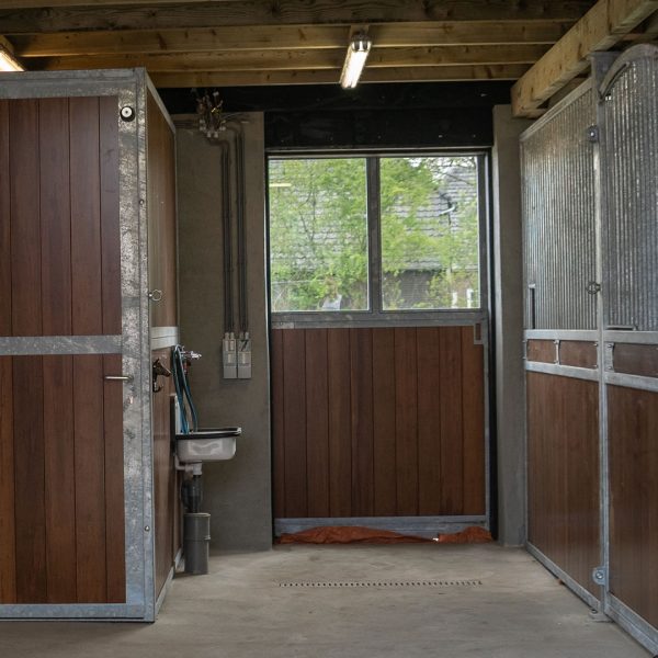 VDO Paardenstallen India - Aniek - Wasplaats met warm en koud water - 03405 VDO Paardenstallen India - Aniek - Wasplaats met warm en koud water - 03405