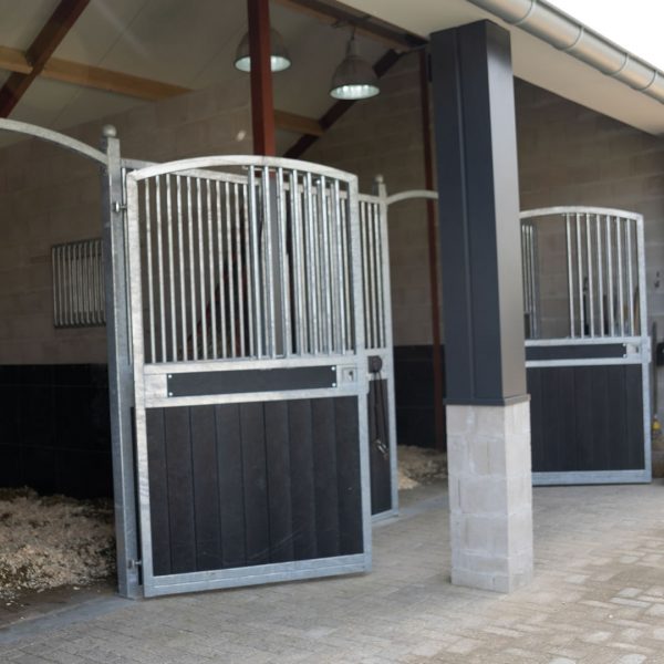 VDO Paardenstallen Lima - Anja - Robuuste, ruime stallen met veel frisse lucht - 03273 VDO Paardenstallen Lima - Anja - Robuuste, ruime stallen met veel frisse lucht - 03273