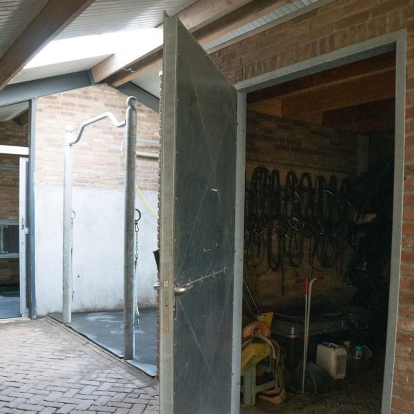 VDO Paardenstallen - Stal M&M - Metalen binnenzijde van de deur van de zadelkamer - 03753